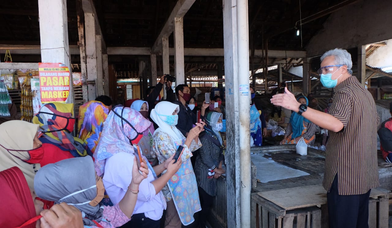 Gubernur Ganjar blusukan ke beberapa pasar di Temanggung, Selasa, 16 Juni 2020. (Foto: Ist/Ngopibareng.id)