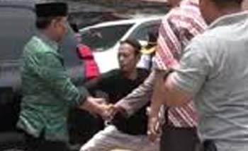 Syahrial Alamsyah alias Abu Rara saat menusuk Menko Polhukam Wiranto 10 Oktober 2019, di Pandeglang, Banten. (Foto:Youtube)