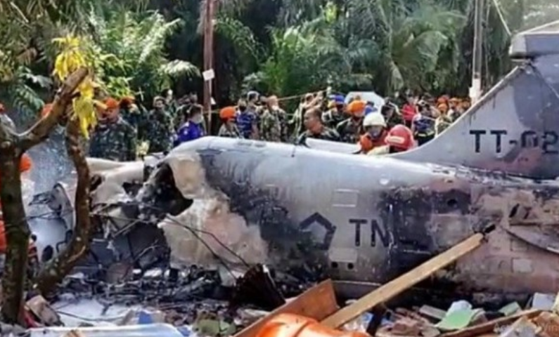 Kondisi pesawat tempur jenis Hawk 200 milik TNI Angkatan Udara jatuh di Kampar, Riau, Senin, 15 Juni 2020. (Foto: Antara)