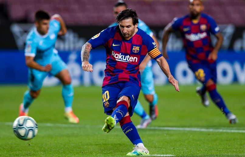 Lionel Messi dikunci pergerakannya oleh pemain-pemain belakang Leganes. (Foto: Twitter FCBarcelona)