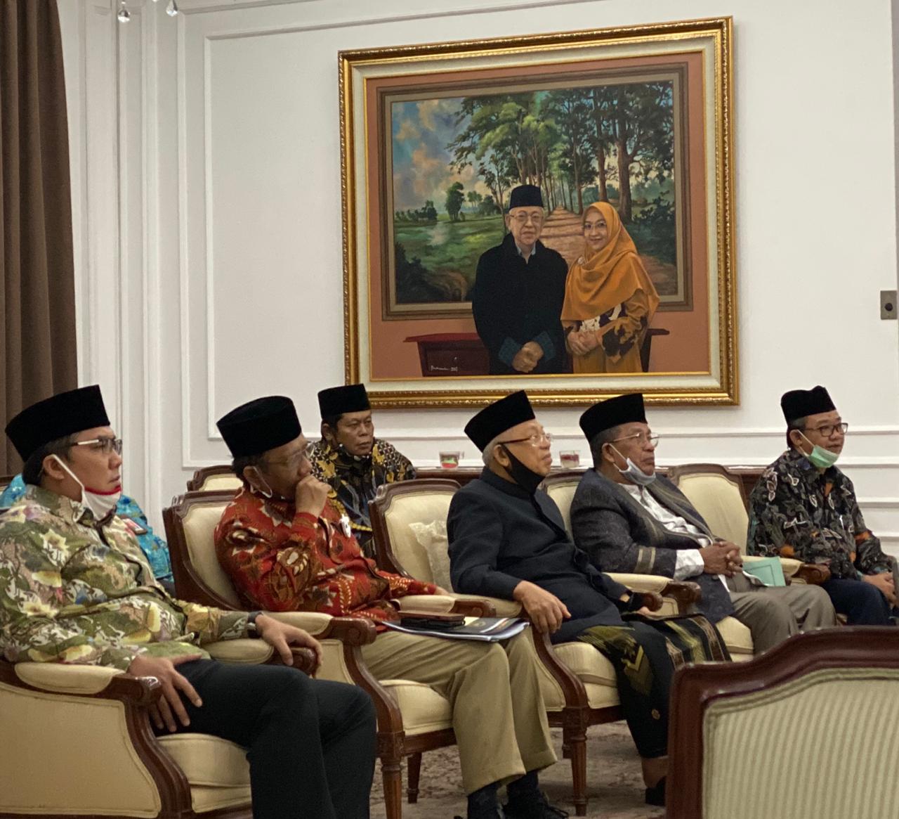 Mahfud MD bersama para tokoh Islam dalam pertemuan di Rumah Dinas Wapres KH Ma'ruf Amin di  Jl. Fionegoro Jakarta Pusat, Selasa  mulai pukul 19.00-20.50 WIB. (Foto: setwapres)