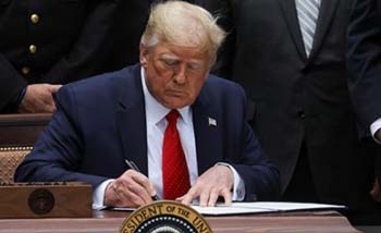 Presiden AS Donald Trump saat menandatangani perintah eksekutif untuk reformasi kepolisian AS, di Rose Garden di Gedung Putih, Washington, hari Selasa kemarin. (Foto:Antara/Reuters)