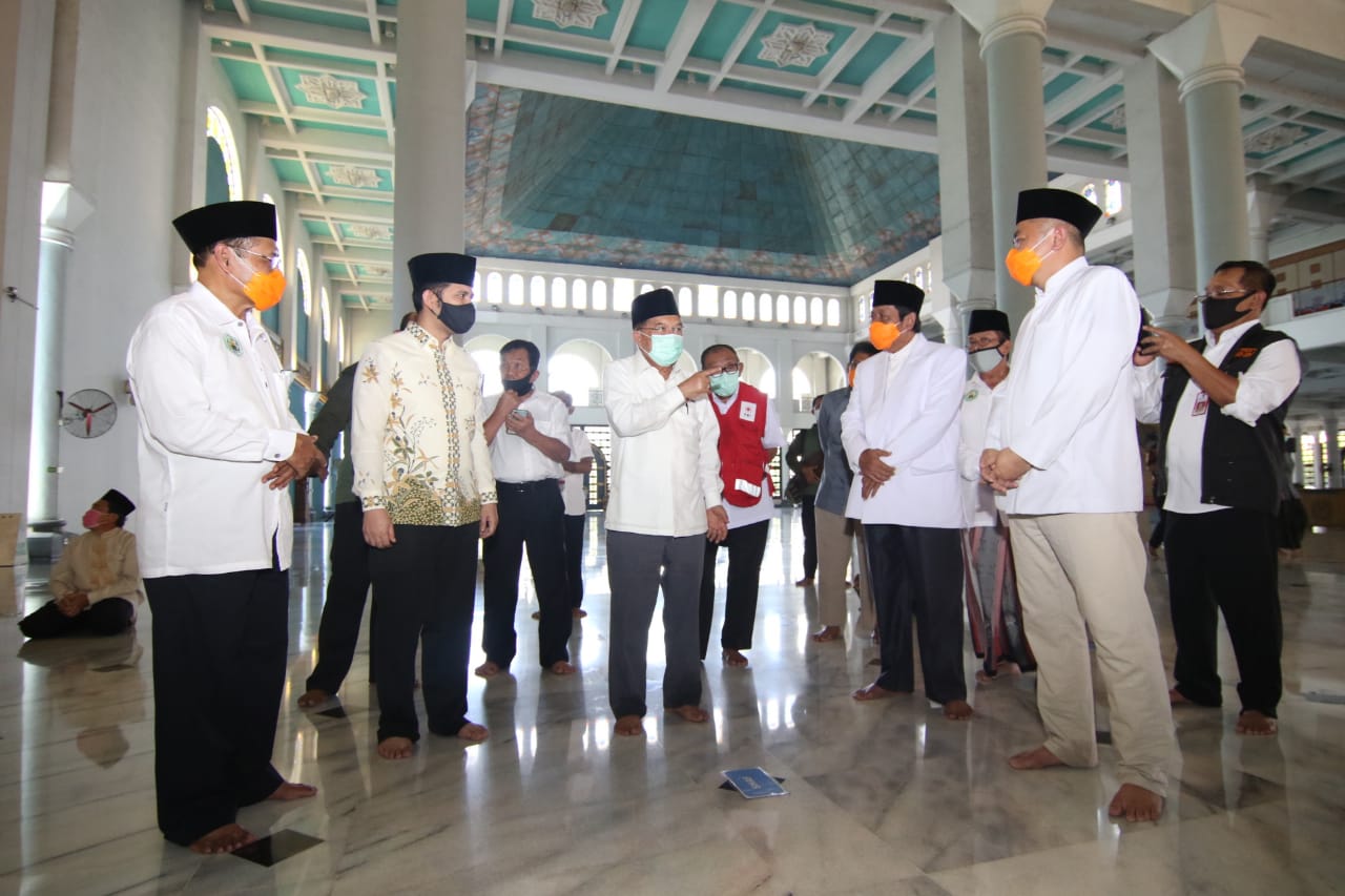 Jusuf Kalla (tengah) saat meninjau Masjid Al Akbar Surabaya. (Foto Dok Al Akbar)