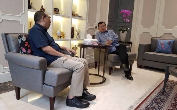 Ketua DMI Kota Surabaya Arif Afandi saat berbincang dengan mantan Wapres Jusuf Kalla dalam salah satu kesempatan. (Foto: dok. Ngopibareng.id)