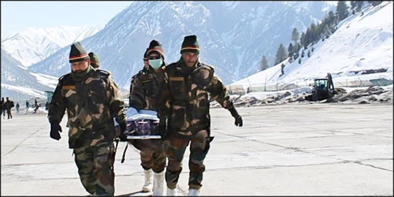 Evakuasi korban bentrok tentara India dan pasukan China di Himalaya. (Foto: rtr)