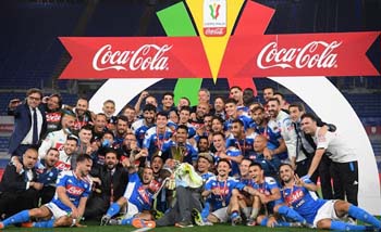 Para pemain dan tim managemen Napoli foto bersama dengan Piala Italia, usai mengalahkan Juventus, Kamis dini hari. (Foto:Reuters)
