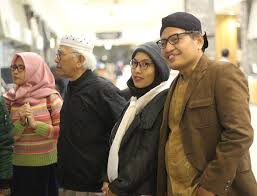 Ulil Abshar Abdalla bersama isterinya, Ienas Tsurayya dan Gus Mus. (Foto: Istimewa)