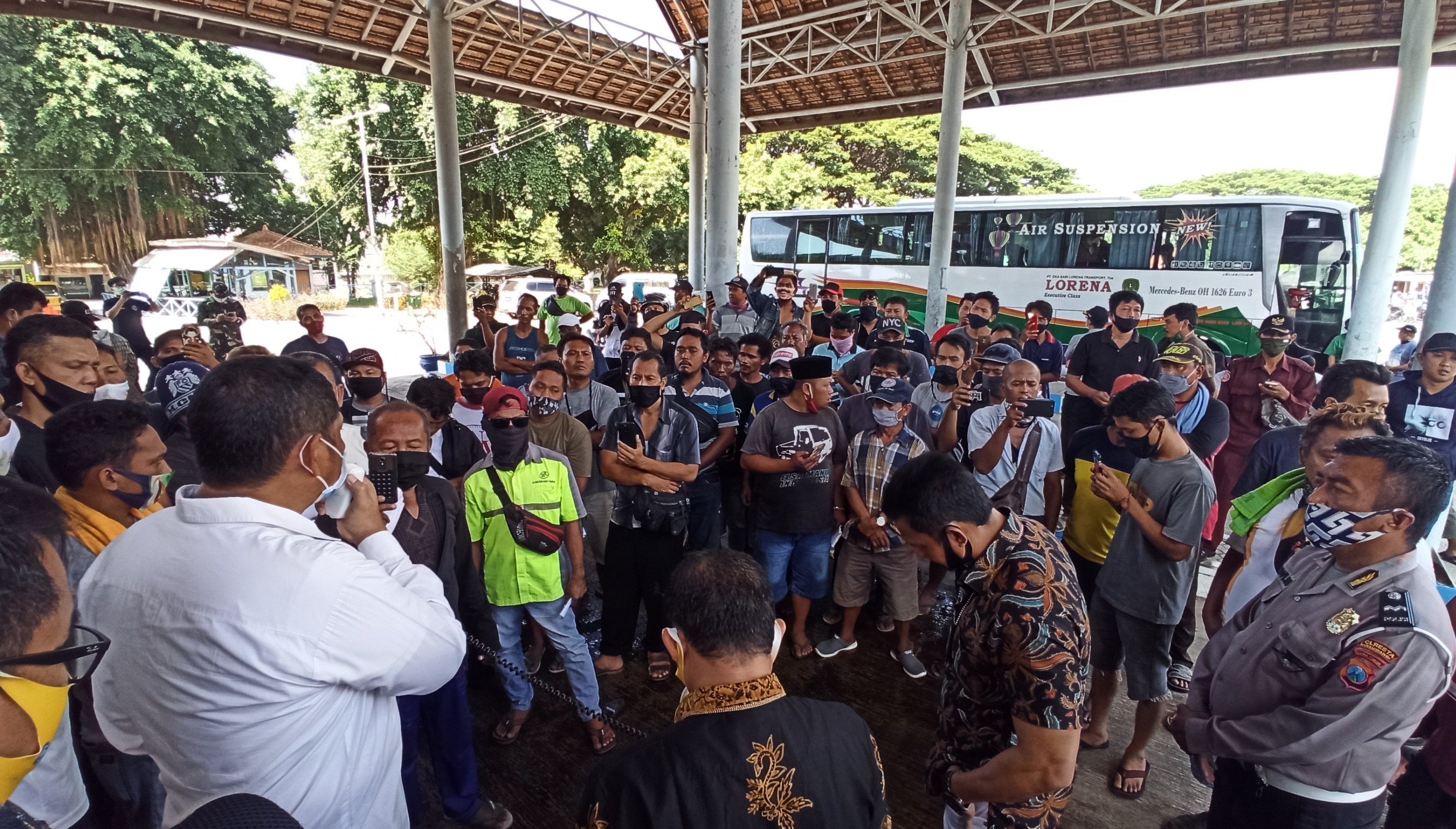 Puluhan sopir kendaraan logistik mendengarkan penjelasan dari Kepala Dishub Provinsi Bali di Terminal Sritanjung, Banyuwangi (Foto: Muh. Hujaini/Ngopibareng.id)