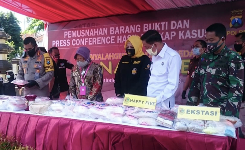 Kapolrestabes Surabaya, Kombes Pol Johnny Eddizon Isir, bersama dengan Walikota, Tri Rismaharin, tengah melihat barang bukti yang akan dimusnahkan (Andhi Dwi/Ngopibareng.id)