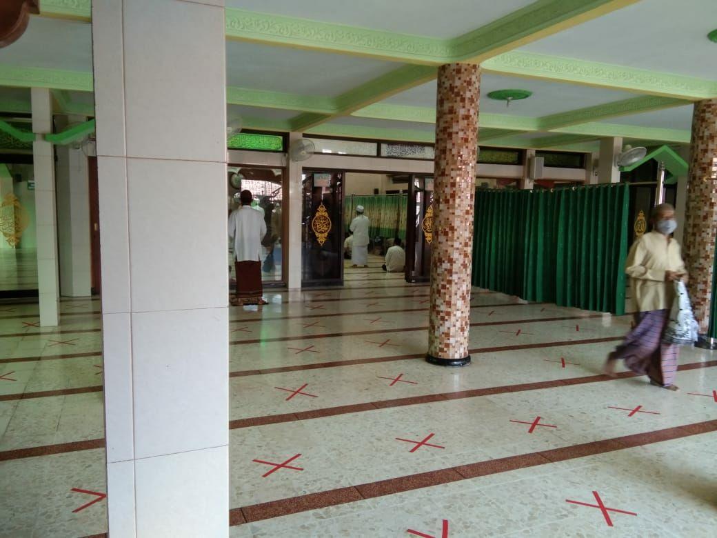 Aktifitas Jamaah sholat dluhur masuk berlangsung di masjid Al-Hidayah Siwalankerto, Wonocolo. (Ni'am Kurniawan/Ngopibareng.id)