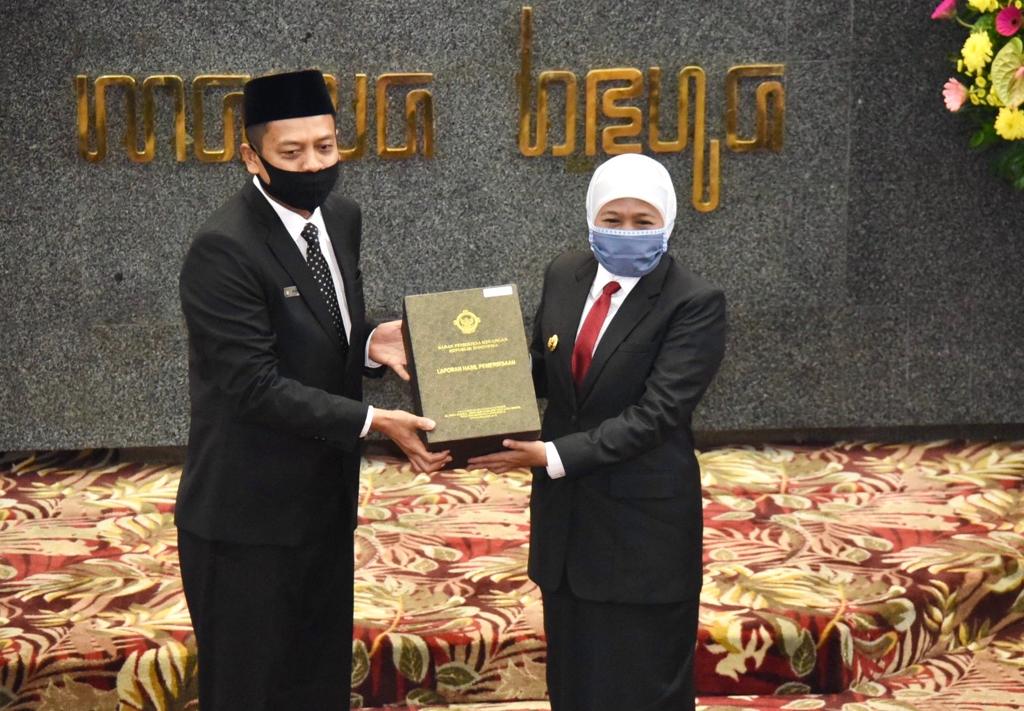 Kepala BPK RI perwakilan Jatim, Joko Agus Setyono (kiri), menyerahkan predikat Opini WTP kepada Gubernur Jatim, Khofifah Indar Parawansa di Ruang Paripurna DPRD Jatim, Surabaya, Kamis 18 Juni 2020. 