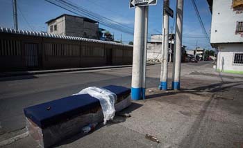 Peti mati berisi jenazah di sudut jalan di Kota Guayaquil di Ekuador, menunggu diangkut petugas pemakaman. (Foto:Al Jazeera) 