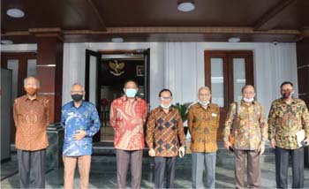 Beberapa jenderal purnawirawan foto bersama di depan kantor Menko Polhukam, sebelum berangkat bersama-sama menuju Istana Presiden Bogor, Jumat pagi. (Foto:OkeZone)