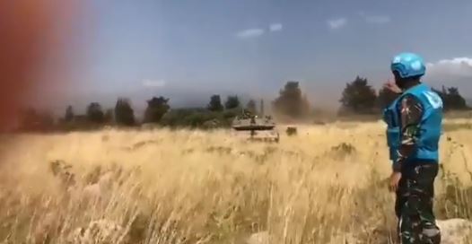 Salah satu prajurit TNI sedang menghadang Tank Israel yang akan masuk Lebanon. (Foto: Tangkapan Video Instagram @seasia.co)  