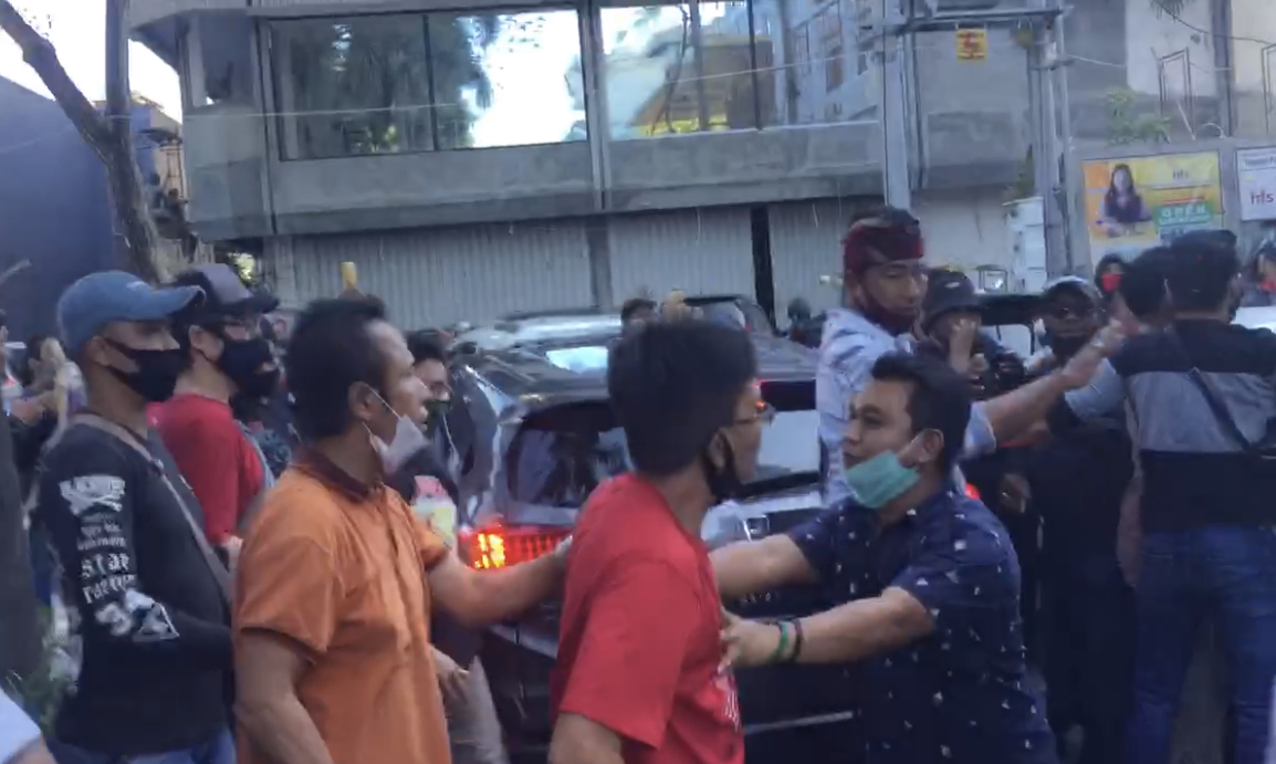 Potongan video pengeroyokkan yang dilakukan oleh debt collector terhadap pengemudi ojol. (Foto: Andhi/Ngopibareng.id)
