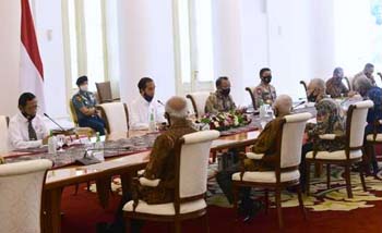 Presiden Jokowi didampingi Menko Polhukam Mahfud MD berdialog dengan para jenderal purnawirawan TNI/Polri, Jumat. (Foto:Antara)