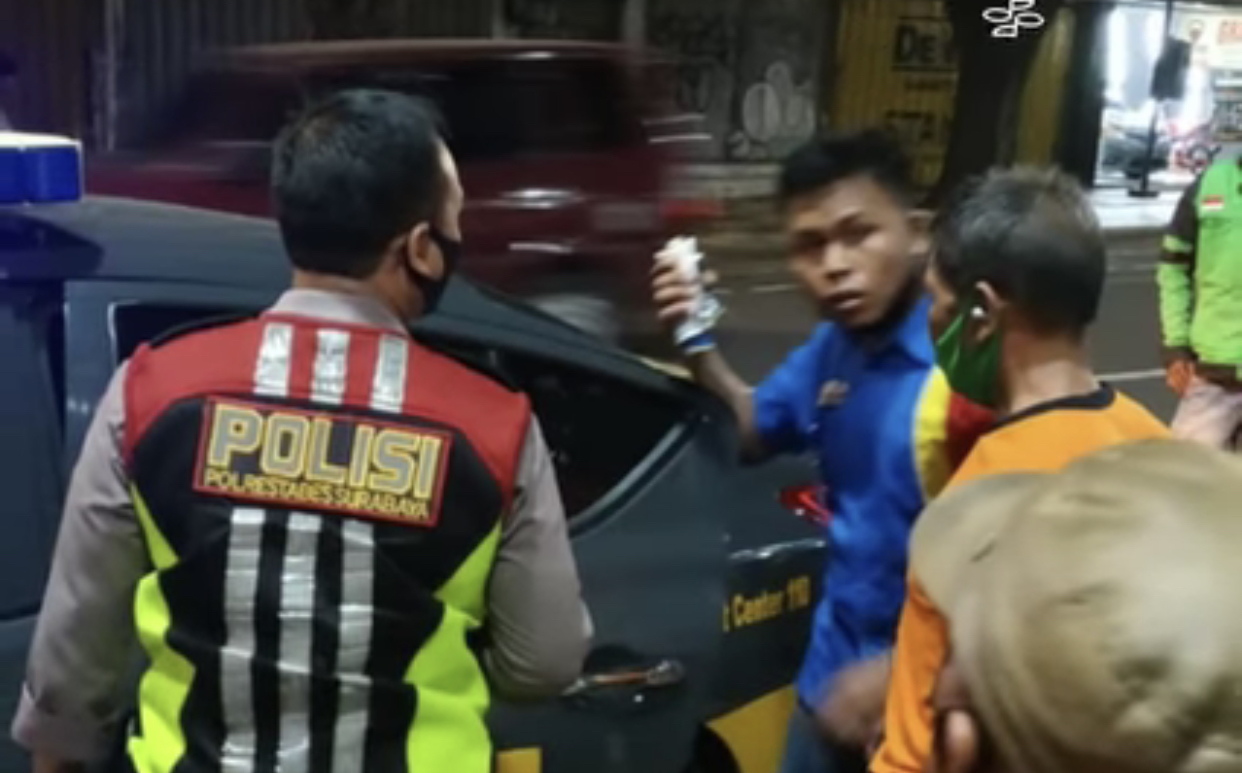Potongan video proses penangkapan bule pencuri di Jalan Walikota Mustajab (istimewa)