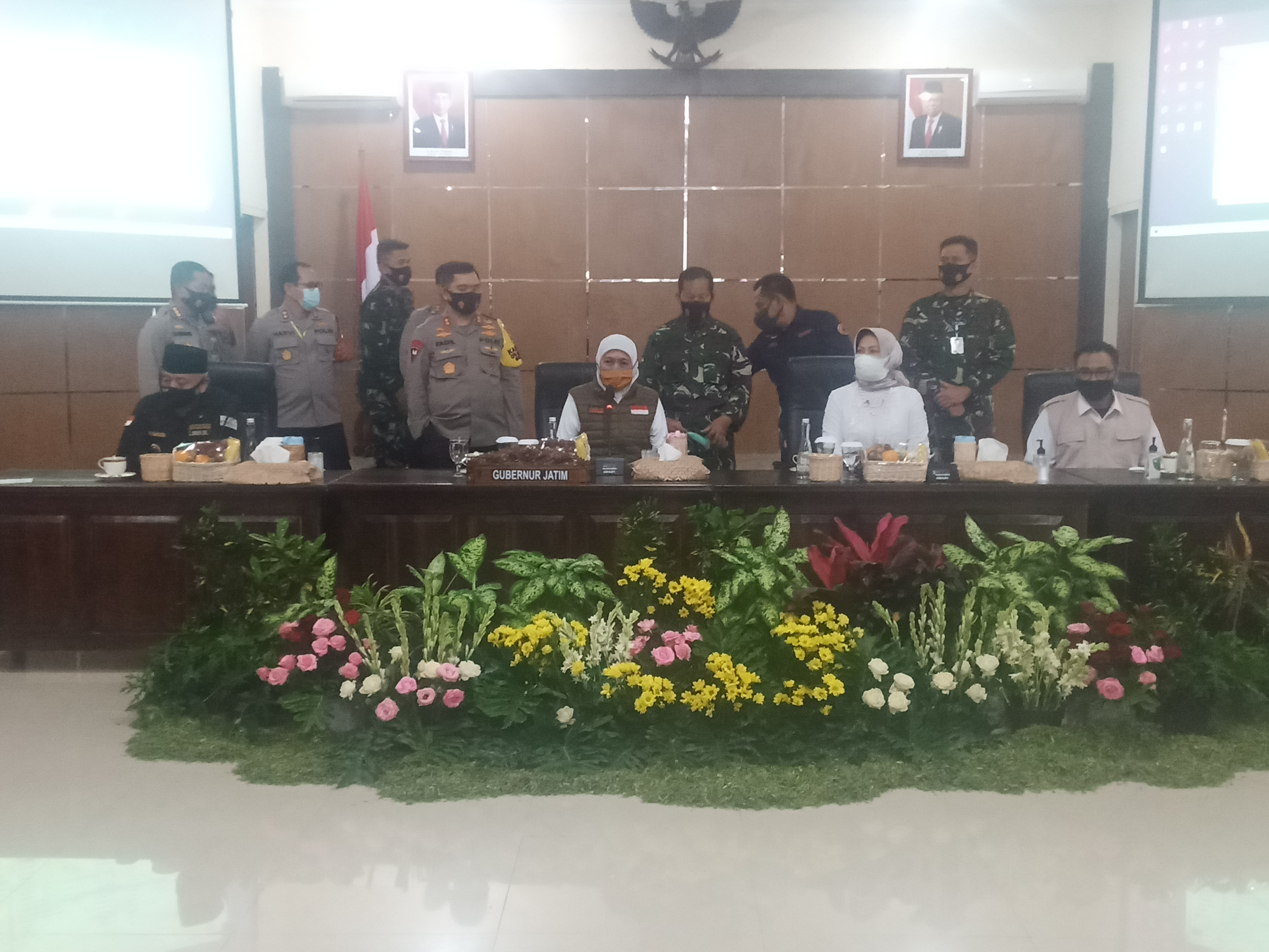 Gubernur Jawa Timur, Khofifah Indar Parawansa usai melakukan rapat koordinasi dengan tiga kepala daerah di Malang Raya. (Foto: Lalu Theo/Ngopibareng.id)
