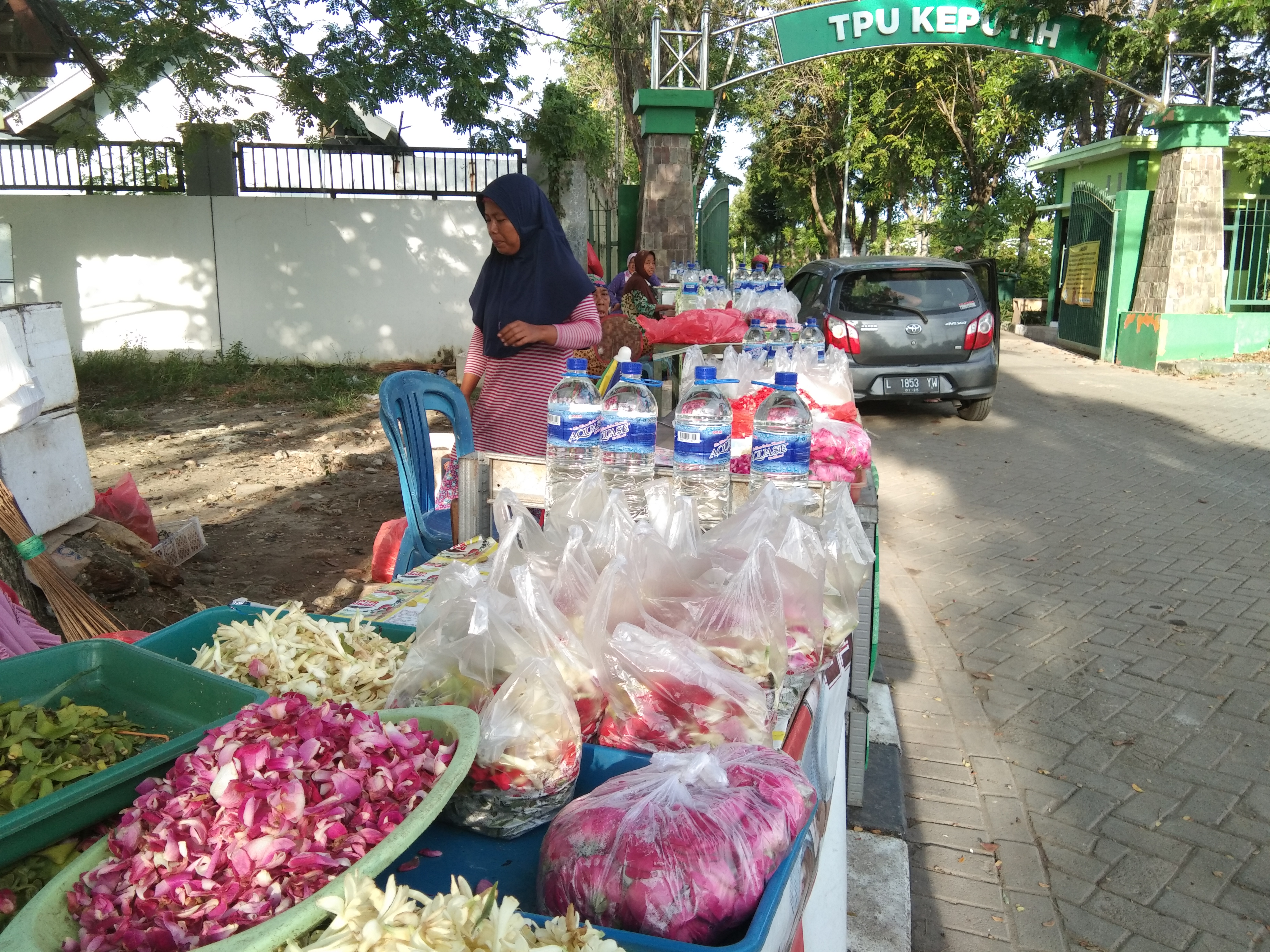 Para pedagang bunga di pintu masuk TPU Keputih Sukolilo Surabaya (Foto: Ni'am Kurniawan/Ngopibareng.id)