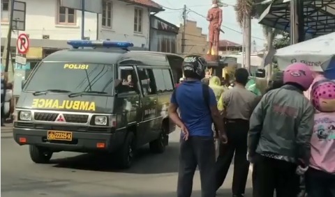Proses evakuasi jenazah di Jalan Doho, Kota Kediri. (Foto: Istimewa) 