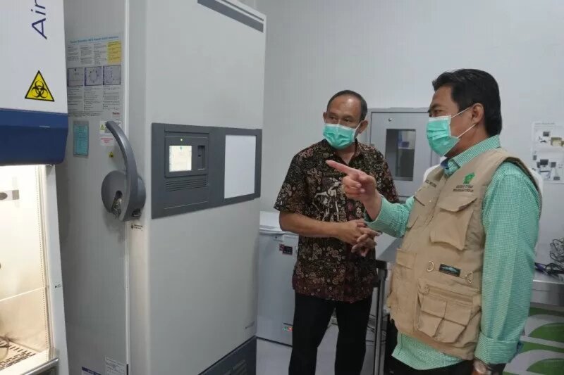 Ketua Gugus Tugas Percepatan Penanganan Covid-19 Kabupaten Sidoarjo Nur Ahmad Syaifuddin, melakukan pengecekan mesin PCR di RSUD. (Foto: Dok Pemkab)