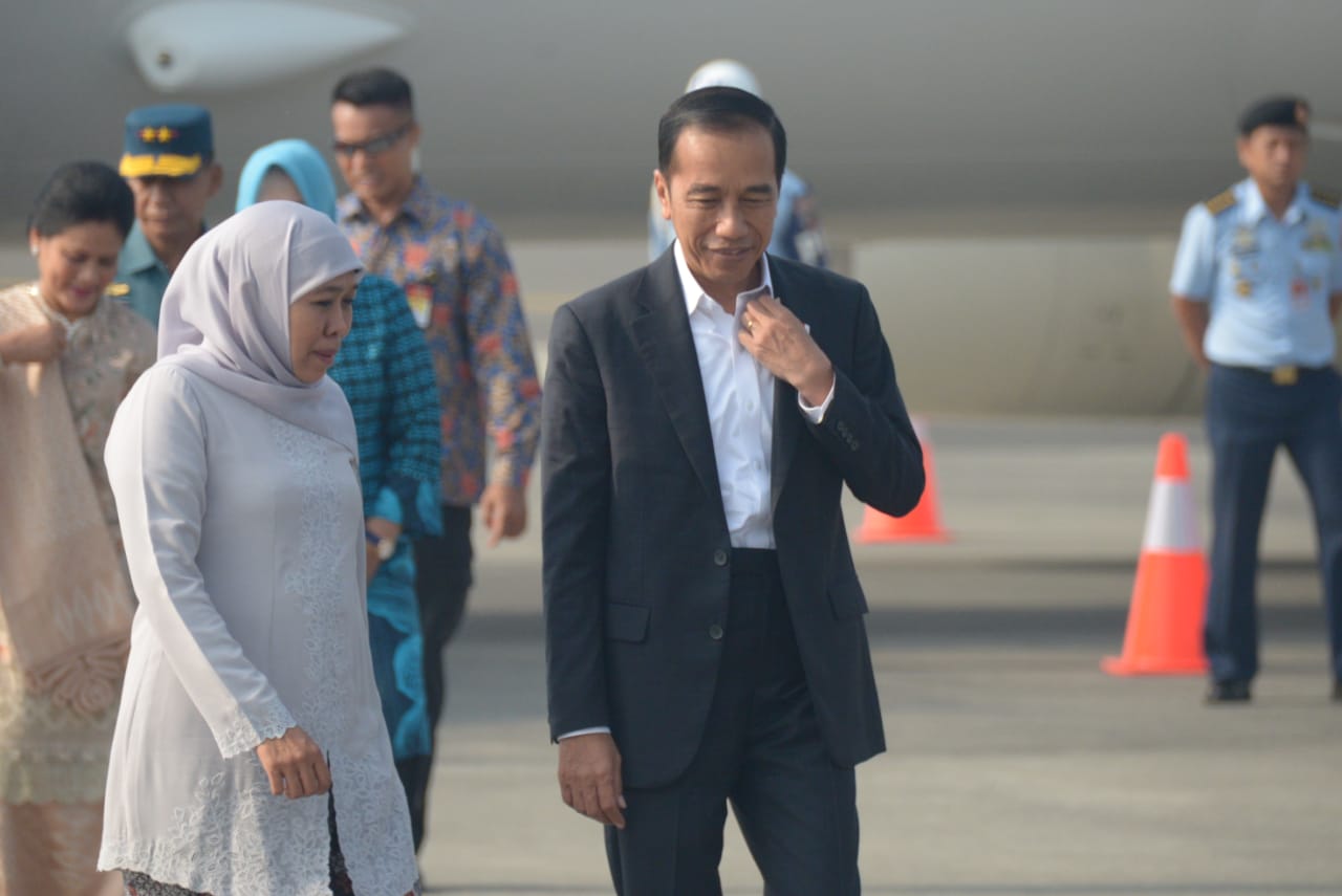 Presiden Jokowi bersama Gubernur Jawa Timur Khofifah Indar Parawansa dalam sebuah kesempatan. (Foto: Istimewa)