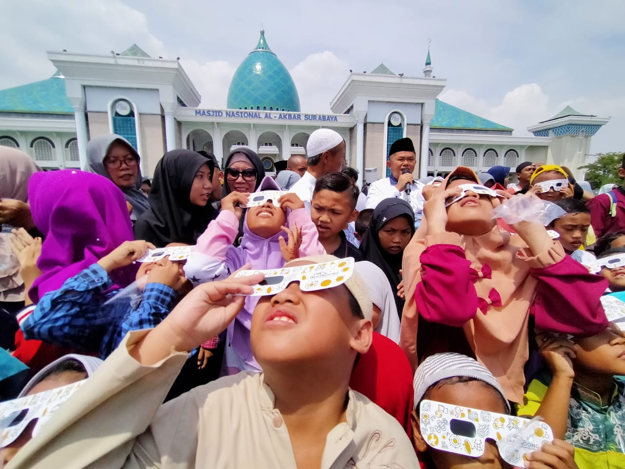 Ilustrasi warga menyaksikan gerhana matahari cincin di Masjid Agung Al Akbar, Surabaya, 26 Desember 2019 lalu. (foto: Fariz Yarbo/Ngopibareng.id)