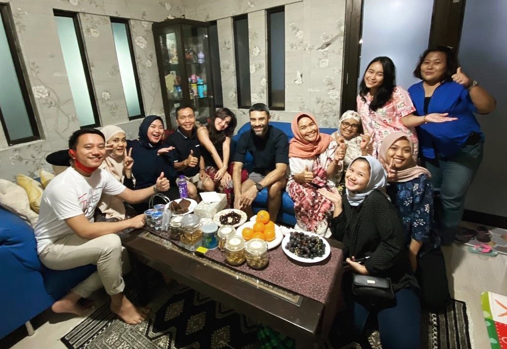 Didi Riyadi (tengah) saat menghadiri ulang tahun Ayu Ting Ting. (Foto: Instagram @ayutingting92) 
