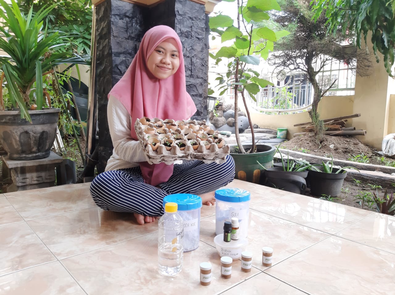 Elza Wahyu Ramadhani, siswi kelas VIII SMPN 61 Surabaya, membuat pasta gigi dari kulit telur. (Foto: Istinewa)