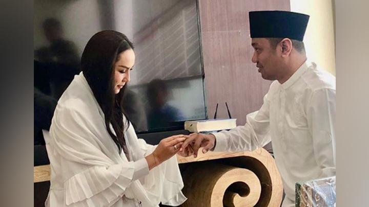 Pasangan Kalina Ocktaranny dan Insank Nasruddin saat menikah pada 16 Maret 2020. (Foto: Instagram)