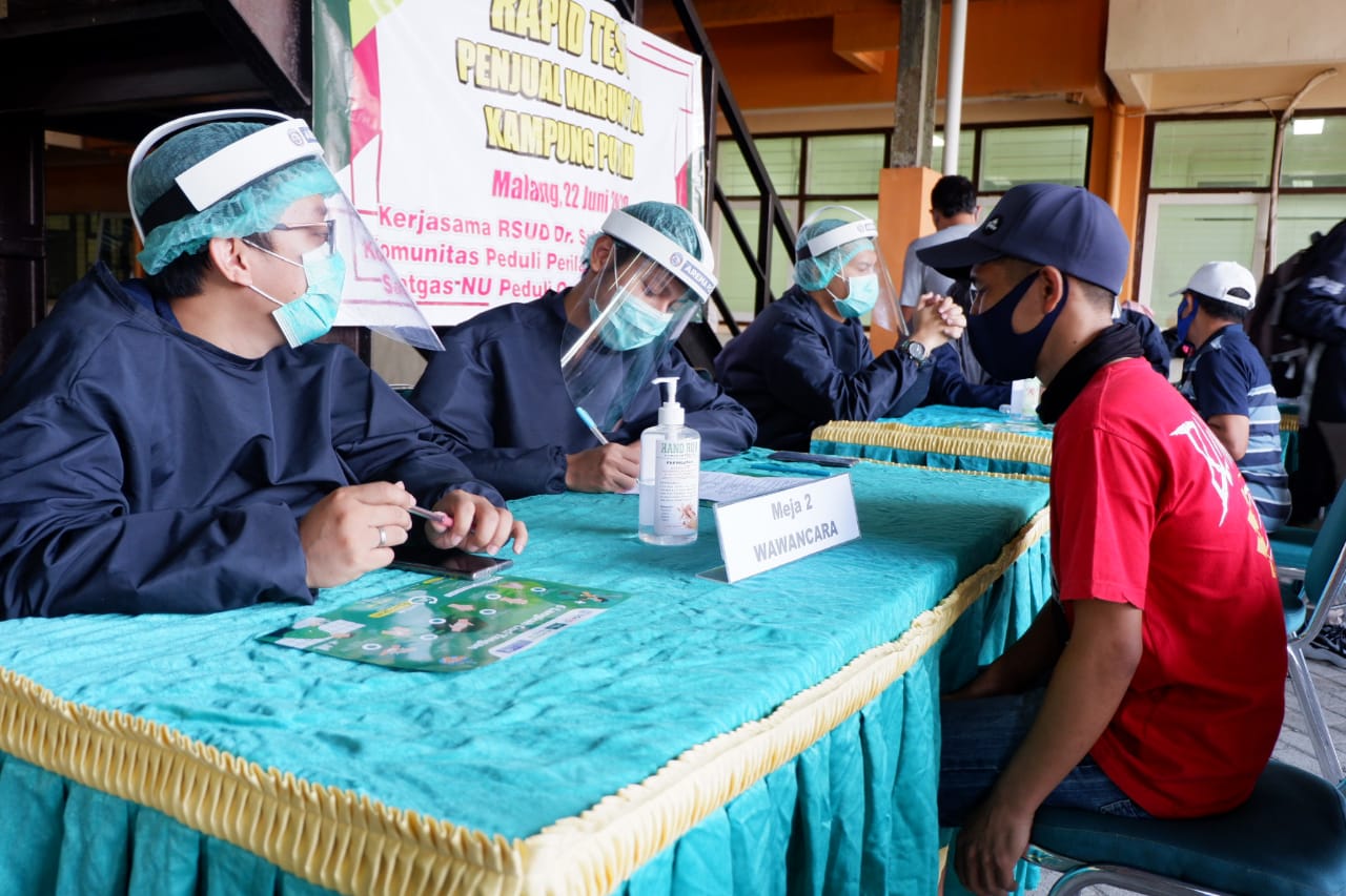 Para pedagang di sekitar RSSA Kota Malang menjalani rapid test yang diadakan oleh Satgas Covid-19 NU Malang Raya (Foto: Lalu Theo/Ngopibareng.id)
