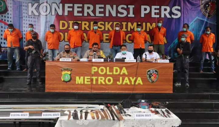 John Kei (enam dari kiri) mengenakan baju tahanan Polda Metro Jaya. Pertikaian diduga terkait rebutan hasil jual tanah. Saat ini status John Kei bebas bersyarat dari Lapas Nusakambangan. (Foto: Istimewa)