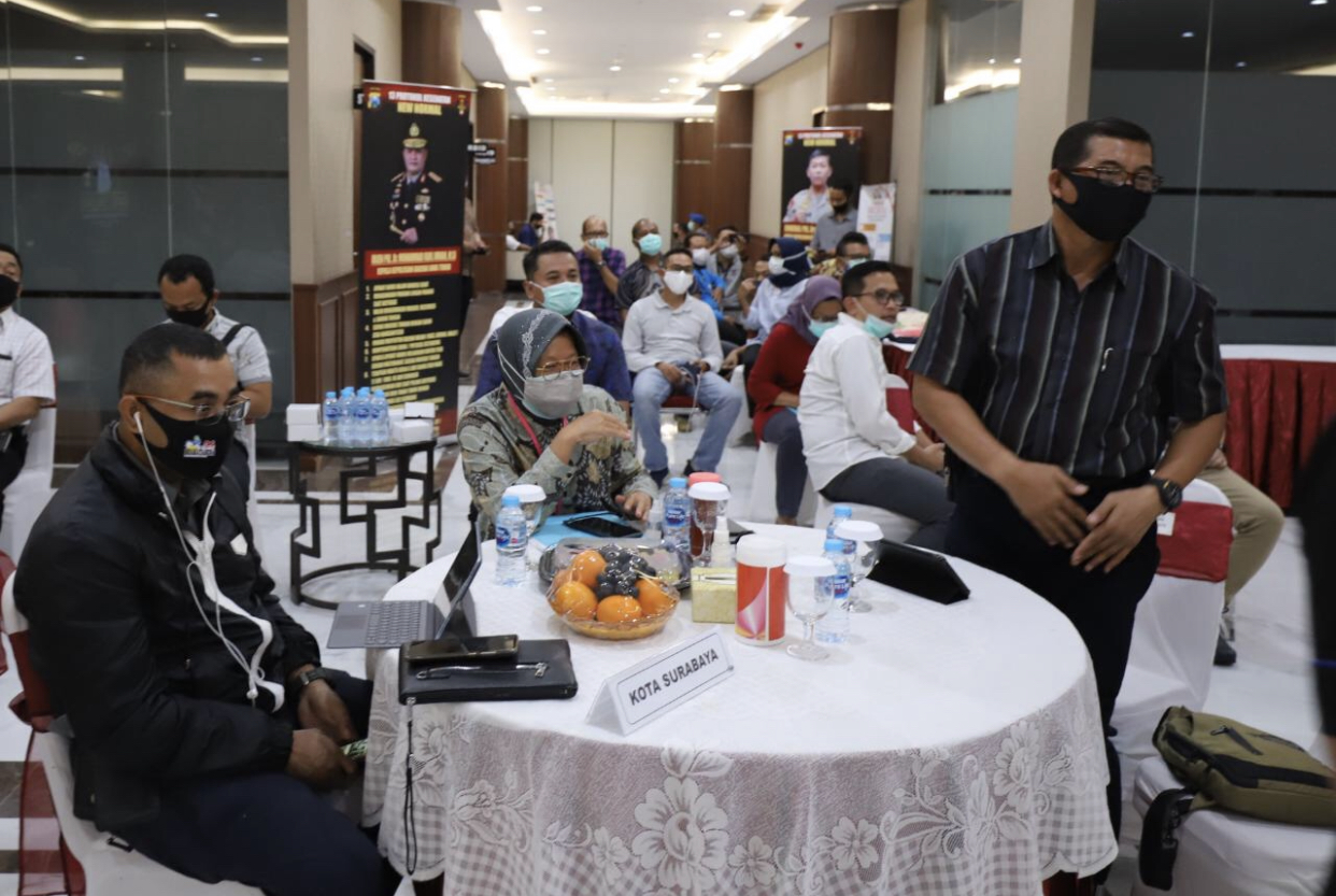 Walikota Surabaya, Tri Rismaharini saat hadiri rapat evaluasi penanganan covid-19 di Mapolda Jatim (dok. Humas Pemkot Surabaya)