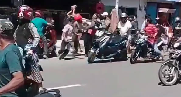 Pengiring jenazah bermotor keroyok petugas dishub (Foto: Dok @fakta.indo)