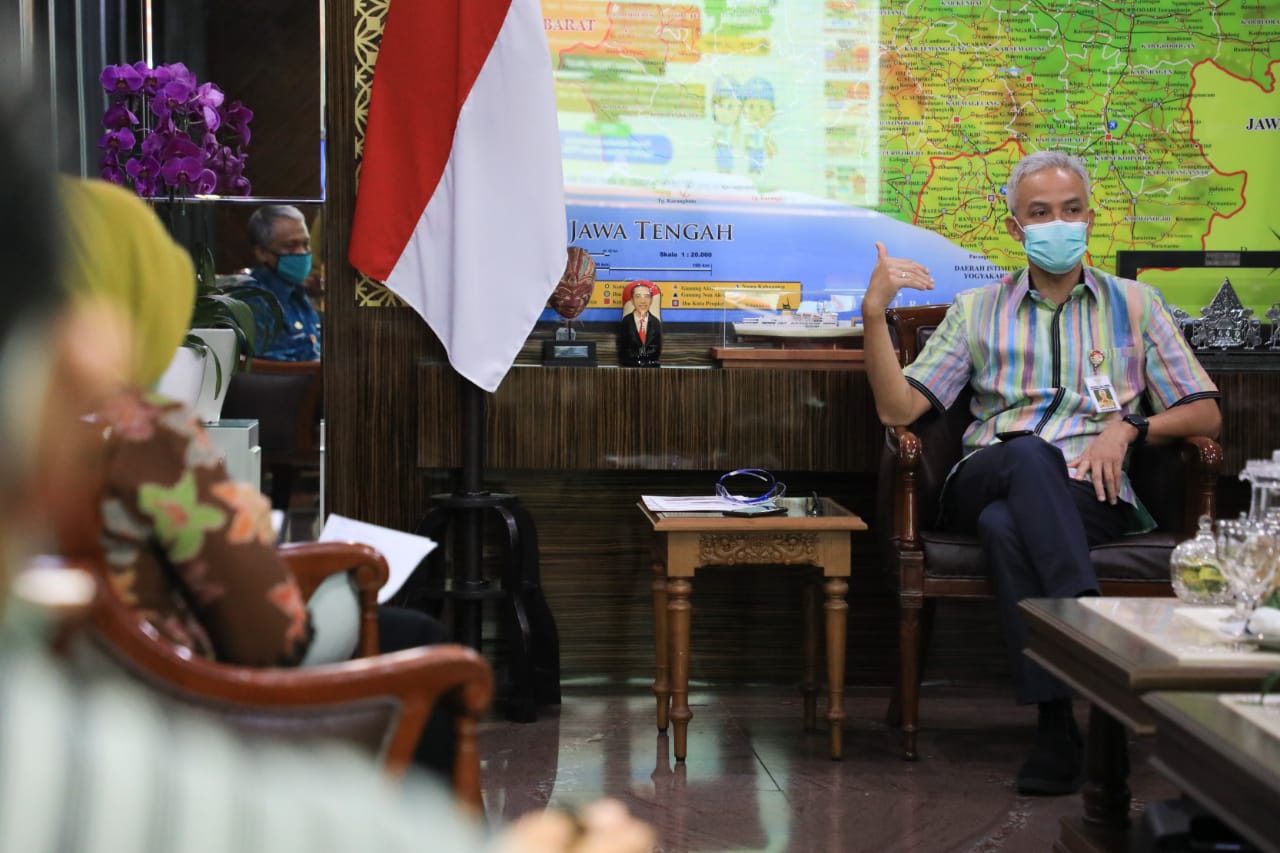 Gubernur Jawa Tengah Ganjar Pranowo memimpin rapat evaluasi pelaksanaan PPDB Online untuk SMA/SMKN se-Jateng di ruang kerjanya, Selasa, 23 Juni 2020. (Foto: Ist/Ngopibareng.id)