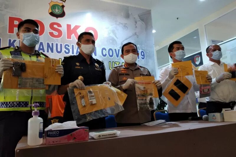Kapolres Metro Jakarta Utara Kombes Polisi Budhi Herdi Susianto (tengah) memberikan keterangan pers di Mapolres, Selasa, 23 Juni 2020. (Foto: Ant)