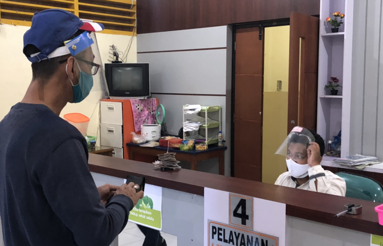 Salah satu warga sedang mengurus surat di Kantor Kecamatan Tambaksari, Selasa, 23 (Andhi Dwi/Ngopibareng.id)