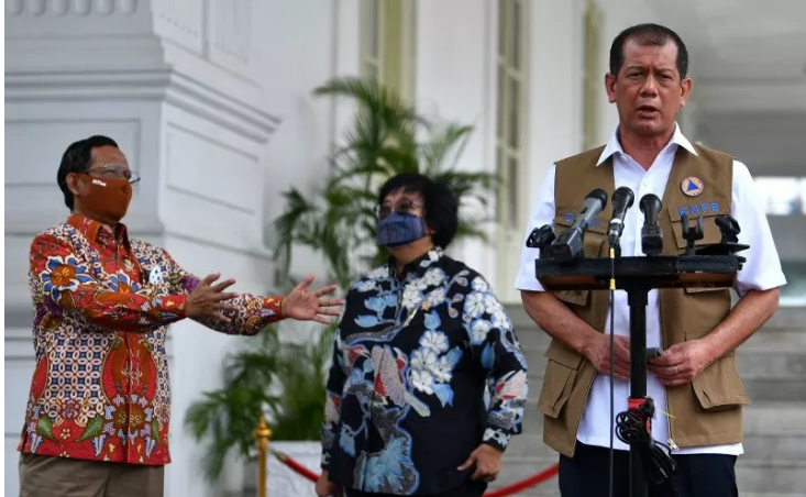 Kepala BNPB Letjen TNI Doni Monardo (kanan), Menko Polhukam Mahfud MD (kiri) dan Menteri LHK Siti Nurbaya menyampaikan konferensi pers usai rapat kabinet terbatas di kompleks Istana Kepresidenan, Jakarta, Selasa 23 Juni 2020. (Foto: Antara/Sigid Kurniawan)