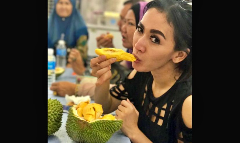 Hobi maka buah durian. (Foto: istimewa)