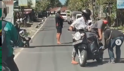 Motor pengendara roda dua tersangkut tali layangan di jalan raya di GIanyar Bali (Foto: DOk @infogianyar)