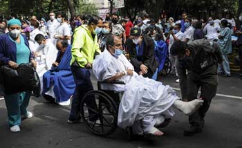 Pasien-pasien  covid di rumah sakit  Durango di Mexico Town dibawa ke jalanan akibat gempa yang terjadi Rabu dini WIB. (Foto:ThePS)