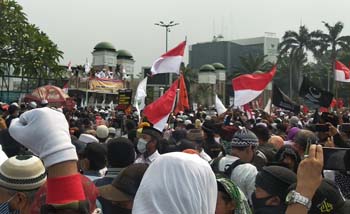Massa pengunjuk rasa memadati pintu gerbang Gedung DPR-RI di Jakarta, Rabu siang, menolak RUU HIP. (Foto:Antara)