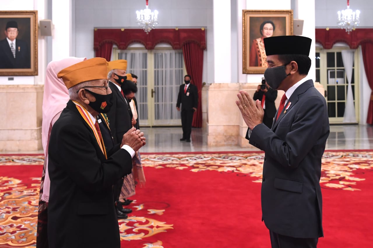 Presiden Joko Widodo menyampaikan ucapan selamat kepada  pengurus DPP LVRI yang baru dilantik. (Foto: Setpres)