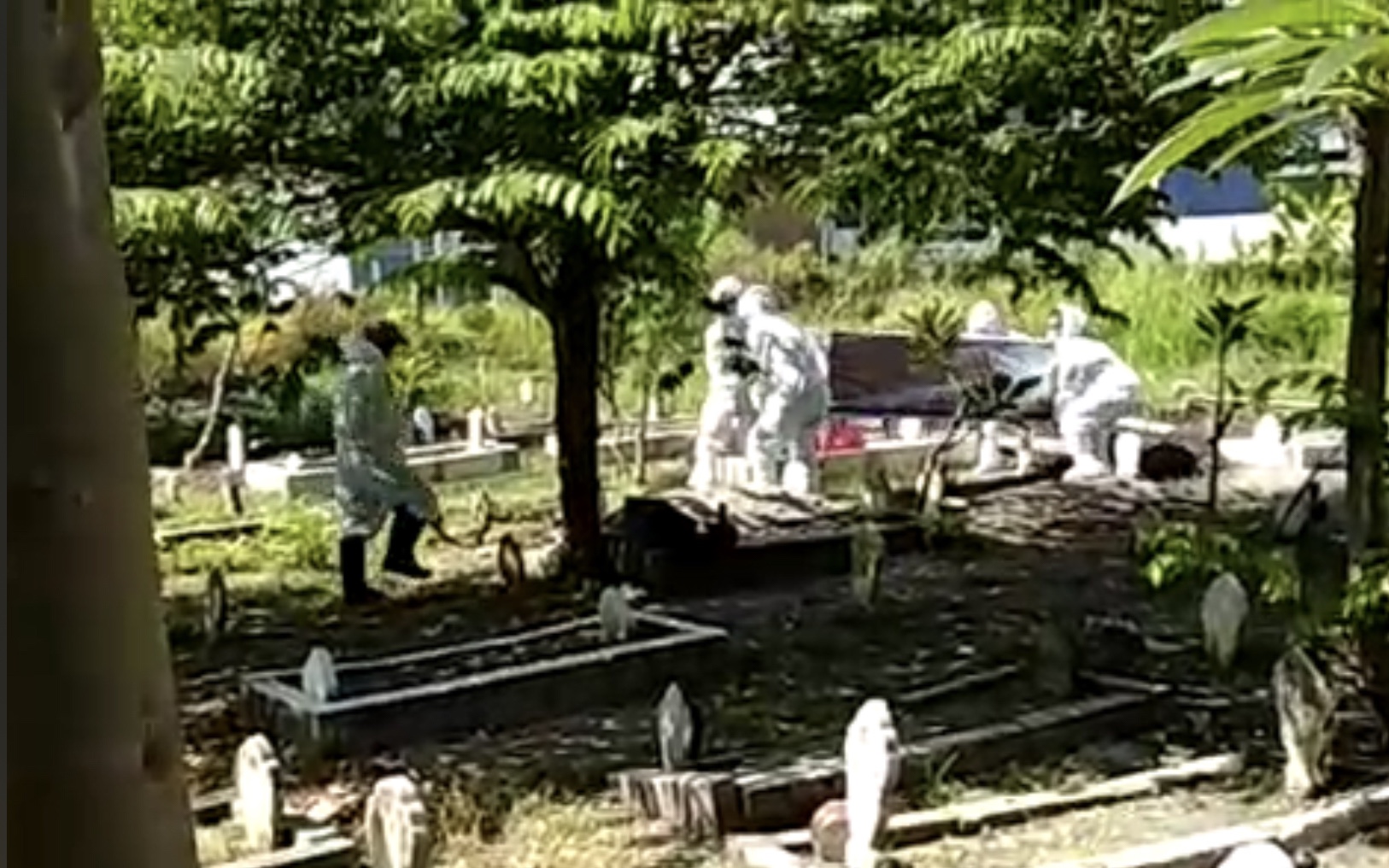 Tangkapan layar peristiwa jenazah korban Covid-19 tertukar dengan jenazah lain saat akan dikuburkan.