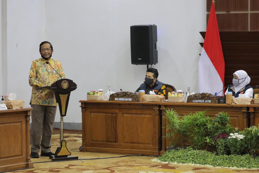 Menkopolhukam RI, Mahfud MD, ketika memberi pengarahana di Gedung Negara Grahadi, Surabaya, Rabu 24 Juni 2020. (Foto: Fariz Yarbo/Ngopibareng.id)