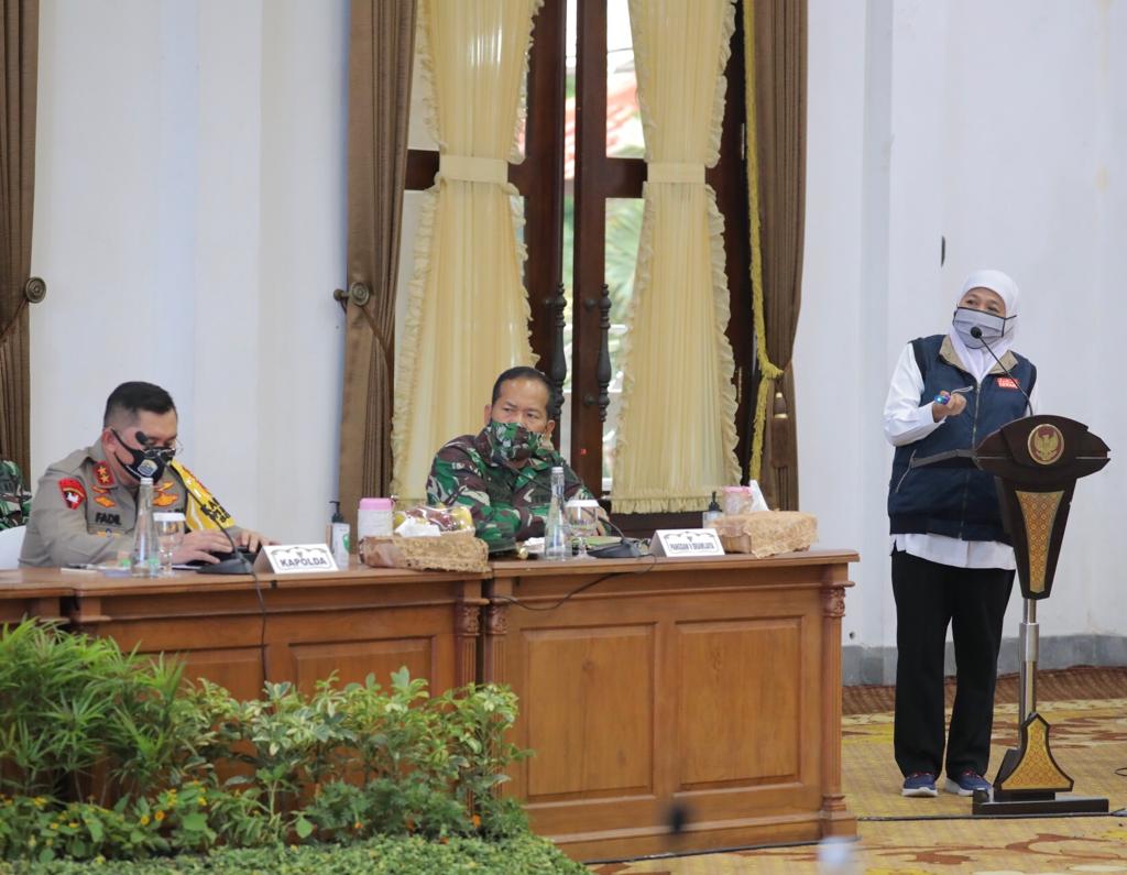 Gubernur Jatim, Khofifah Indar Parawansa memberi pemaparan kondisi Covid-19 Jatim di Gedung Negara Grahadi, Surabaya, Rabu 24 Juni 2020. 