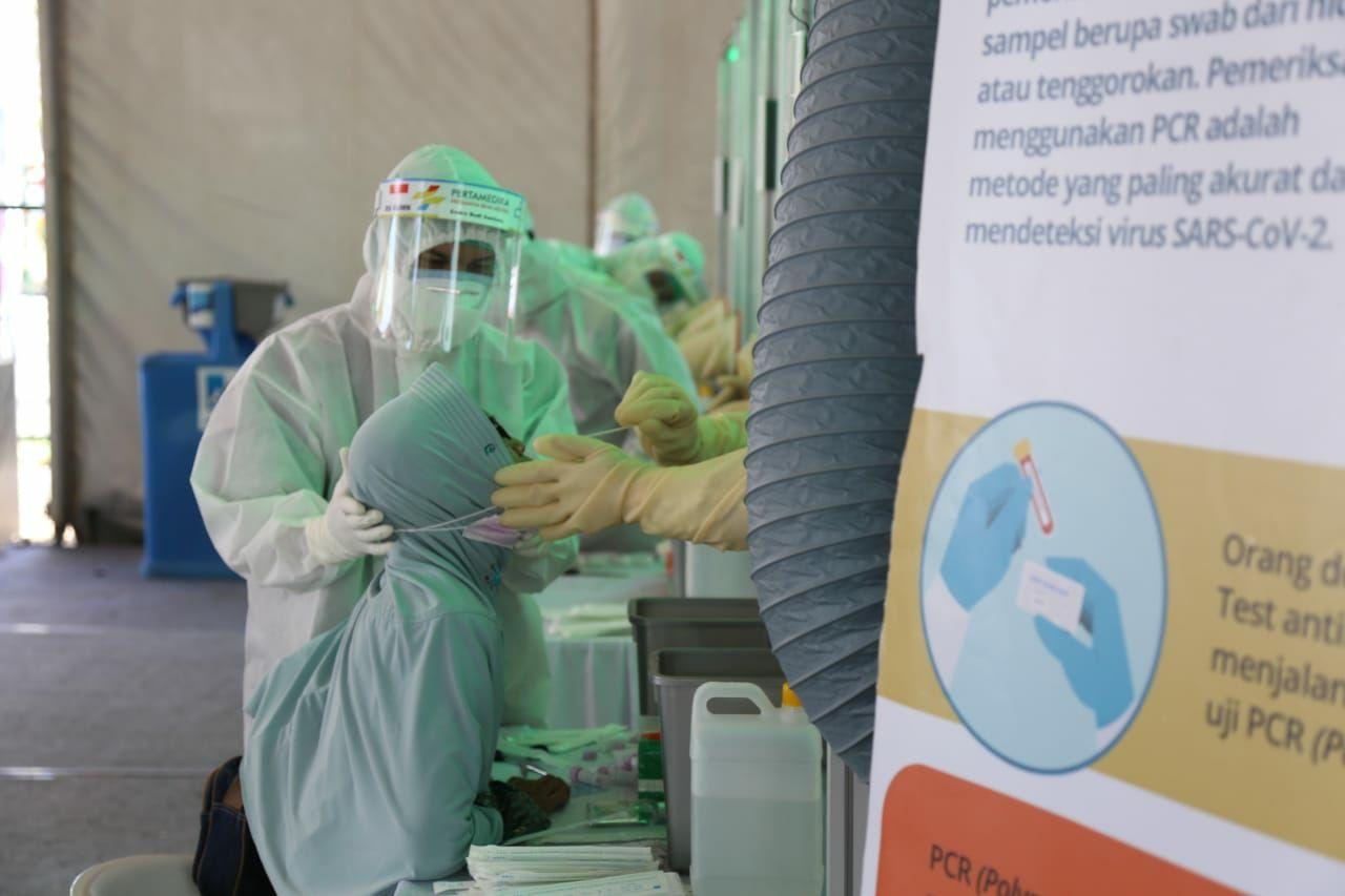 Petugas medis sedang melakukan swab test kepada warga di GOR Delta Sidoarjo, Jawa Timur, Rabu (24 Juni 2020). BNI bekerja sama dengan jaringan Rumah Sakit Pertamina Bina Medika, JSK Group, dan Dinas Kesehatan Sidoarjo dalam melaksanakan Swab Test Covid-19 gratis. Tes ini merupakan bagian dari program 30.000 Swab Test gratis dari BNI di seluruh Indonesia. (Dok BNI)