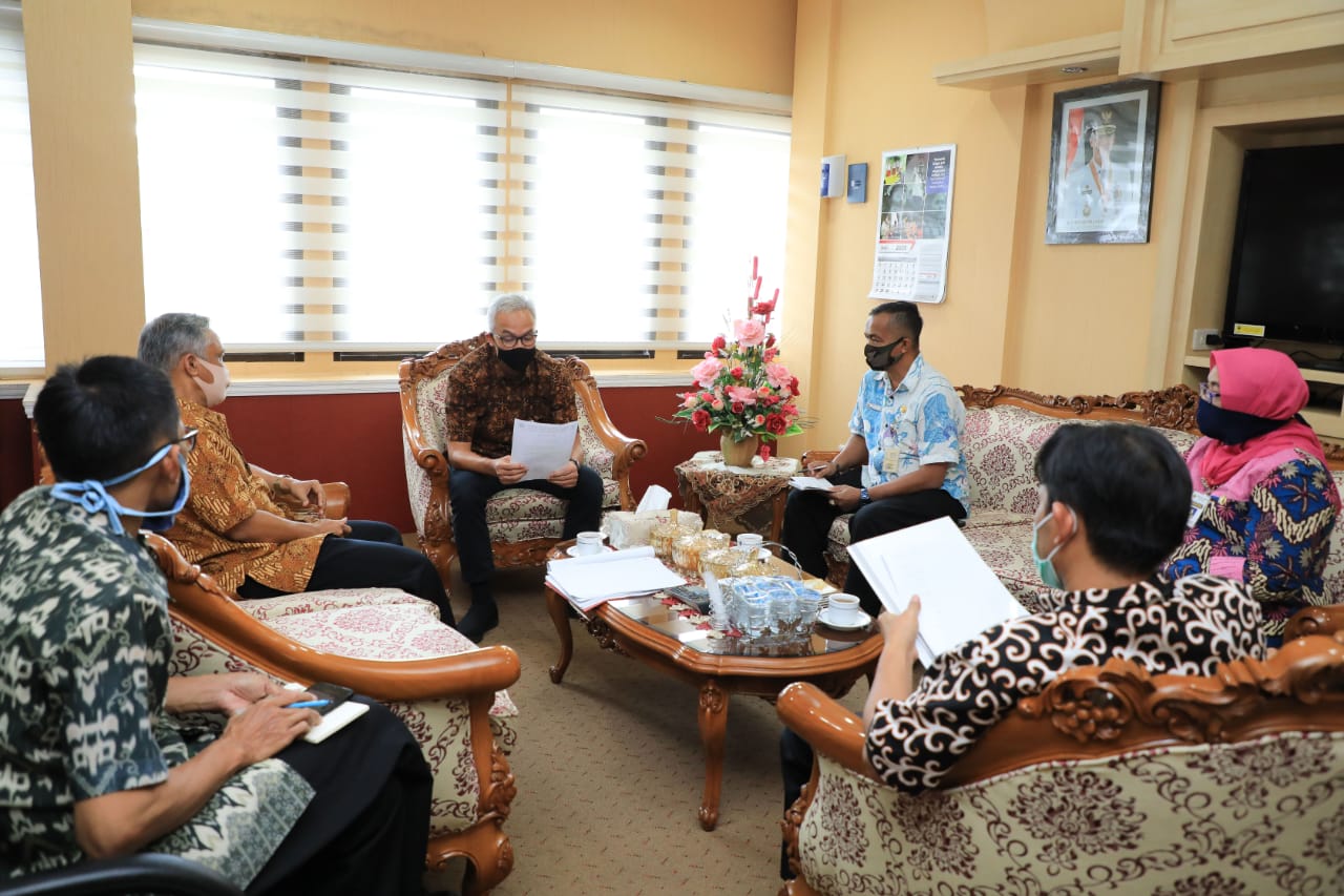 Bersama tim PPDB online dari Dinas Pendidikan Jateng, Gubernur Ganjar Pranowo mengkonfirmasi permasalahan-permasalahan yg muncul selama PPDB berlangsung hingga hari ini. Rabu, 24 Juni 2020. (Foto: Dok Humas)