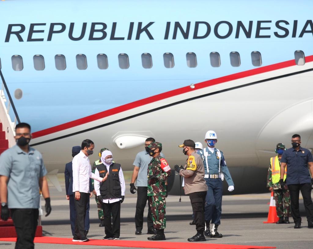Presiden Joko Widodo bersama dengan Gubernur Jawa Timur Khofifah Indar Parawansa di Bandara Juanda Sidoarjo, Kamis 25 Juni 2020. (Foto: Setpres)