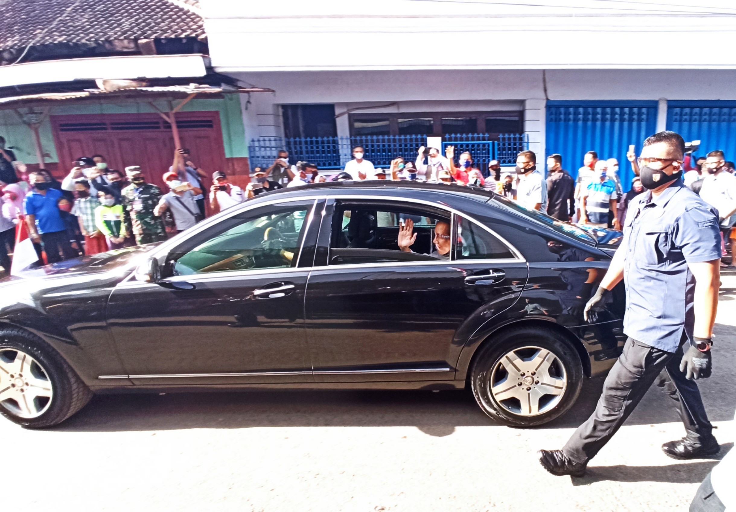 Presiden Jokowi melambaikan tangan saat meninggalkan pasar pelayanan Publik di kompleks pasar tradisional Rogojampi Banyuwangi (foto: Hujaini/ngopibareng.id)